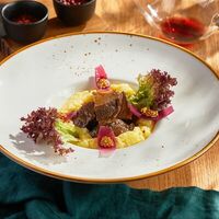 Говяжьи щечки с картофельным пюре и трюфельным соусомв Liman