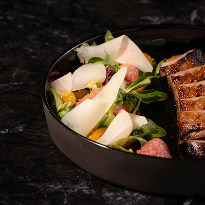 Утиная грудка и цитрусовый салат с соусом из маракуйи в Наша хвоя по цене 990 ₽