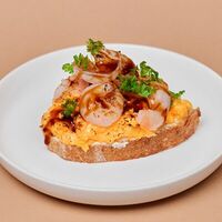 Тост с креветками, сливочным скремблом и мягким сыром в Kalabasa