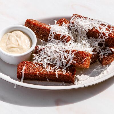 Чесночные гренки с соусом блю чиз в Brasserie lambic по цене 672 ₽