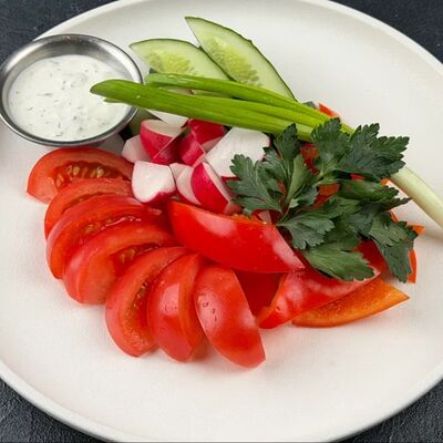 Ассорти из свежих овощей в По Чесноку по цене 624 ₽