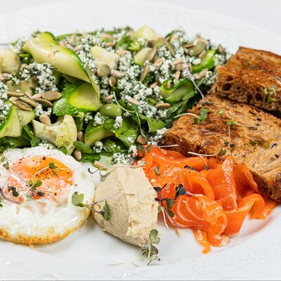 Зеленый салат с глазуньей, цветной капустой, домашним творогом, хумусом и хрустящей чиабаттой в Sabor de la Vida по цене 800 ₽