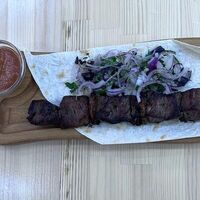 Шашлык кусковой из телятины на углях в Чайхана пекарня и шаурма