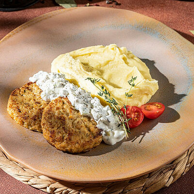 Рыбные котлеты с картофельным пюре и соусом тартар в Джонджоли по цене 650 ₽