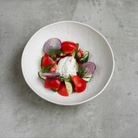 Салат из свежих овощей со сметаной в Colibri Bistro