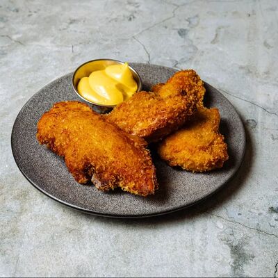 Сочная курочка в хрустящей панировке с сырным соусом в Moloko по цене 460 ₽