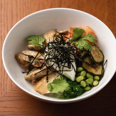 Поке боул с цыплёнком в Тревеллерс кофе по цене 419 ₽