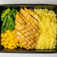 Филе куриное на гриле с кускусом и шашлычным соусом в Тарелка