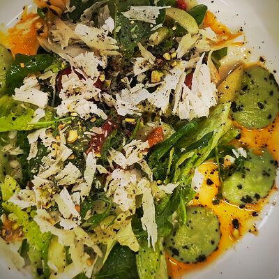 Овощной салат с печеным перцем, сыром пармезан и соусом яблочный гуакамоле в Уголь по цене 610 ₽