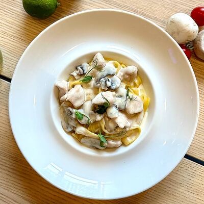 Тальятелле с курицей и грибамив МамаМиа по цене 490 ₽