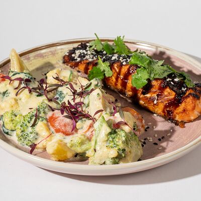 Стейк из лосося со сливочным соусом в Spicy no spicy по цене 1280 ₽