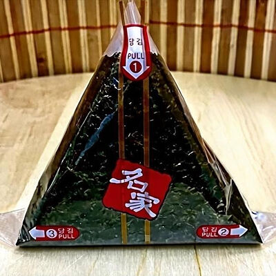 Онигири с жареным лососем в остром соусе 122 г в Суши Пицца Lafka по цене 230 ₽