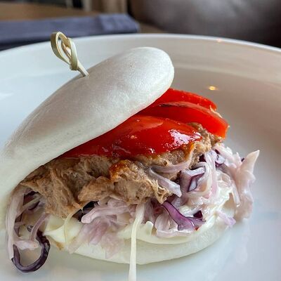 Бао с рваной свининой и болгарским перцем кимчи в More More по цене 455