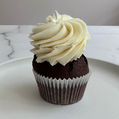 Капкейк шоколадный с карамелью в Любовь есть по цене 400 ₽