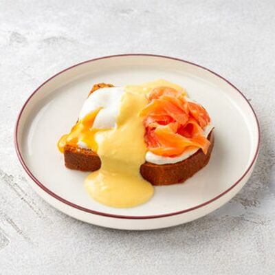 Бенедикт на бриоши со слабосоленым лососем и голландским соусом в Шоколадница по цене 750 ₽