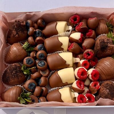 Набор из клубники и банана в Chokoberry по цене 12500 ₽