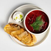 Борщ с говяжьей щекой и сметаной в Bar original