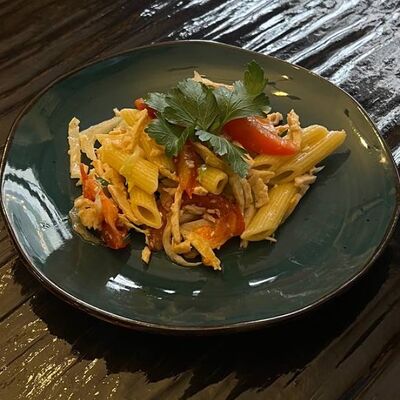 Салат с обжаренным филе птицы, пенне и чесночно-розмариновым маслом в Длинный нос по цене 180 ₽