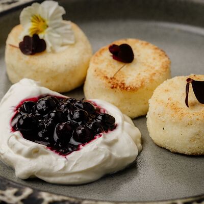 Сырники из костромского творога с джемом из черной смородины в Cruise по цене 410 ₽