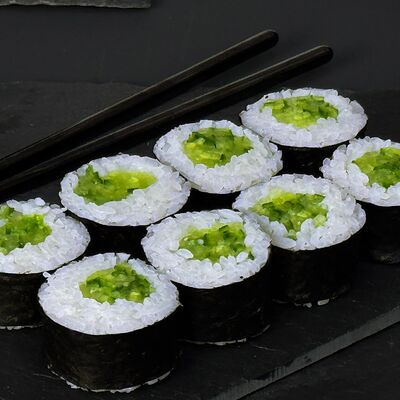Маки с огурцом в Sushi Aura по цене 390 ₽