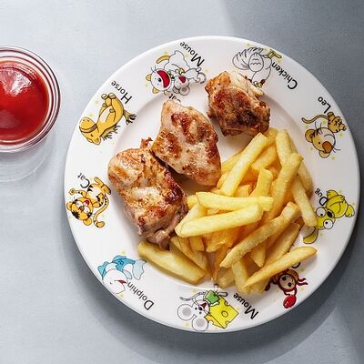 Шашлычок из курицы с картофелем фри и кетчупом в BEERMAN&Schlitz по цене 460 ₽
