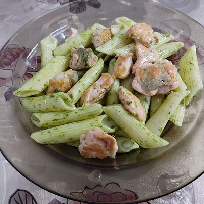 Перья с форелью и соусом песто в Осетринка по цене 429 ₽