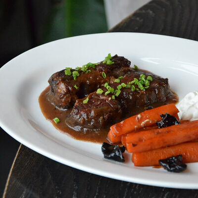 Говяжья грудинка с глазированной морковью в Гости, бистро по цене 790 ₽