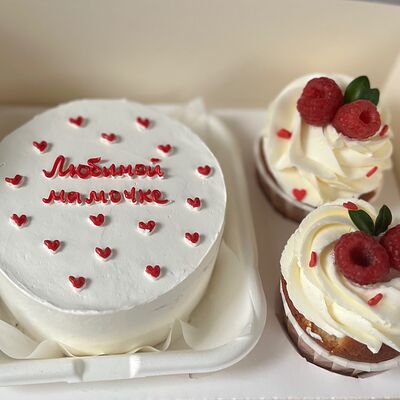 Бенто-торт и 2 капкейка на день Матери «Любимой мамочке»в Sweet Caprice по цене 2549 ₽