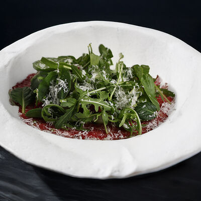 Карпаччо из телятины с соусом вителло тоннато в Морской по цене 1100 ₽