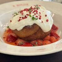 Саварен с клубникой в Bistrot Le Moujik