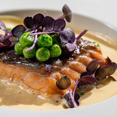 Лосось с пюре из пастернака, зеленым горошком и лимонным бербланом в Wine Region по цене 1750 ₽