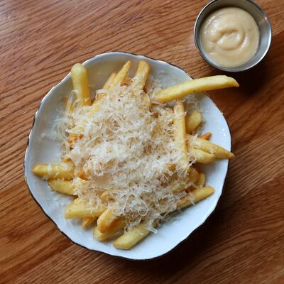 Картофель фри с айоли и итальянским пармезаном в Lucky Duck по цене 420 ₽