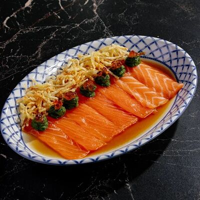 Карпаччо из лосося с гуакамоле и трюфельным соусом в Gills по цене 990 ₽