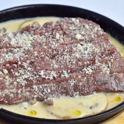 Стейк мясника с печеным картофелем и соусом Белые грибы в Самое популярное кафе по цене 1500