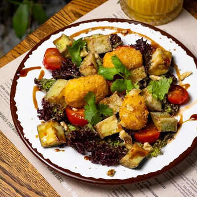 Салат с хрустящими баклажанами в Уголёк по цене 480 ₽