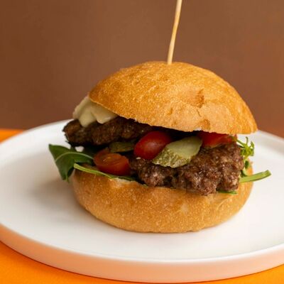 Гурме-бургер с сочной котлетойв Сметанин Пицца по цене 690 ₽