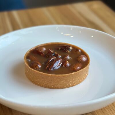 Тарт с орехами и карамелью в Кондитерская Светланы Шарафуллиной по цене 341 ₽