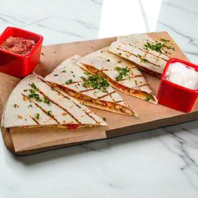 Кесадилья с цыпленком в Пожарка по цене 720 ₽