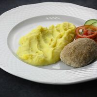 Куриная котлета и пюре картофельное в Пышечная