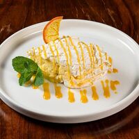 Легкий торт безе с манго и соусом маракуйя в Brasserie Lambic