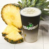 Ананасовый холодный напиток со льдом и фирменной пенкой в Teaburst bubble tea