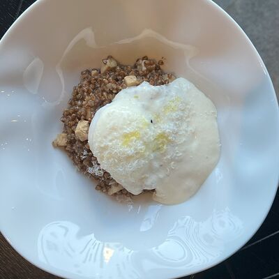 Каша гречневая с цыпленком, яйцом пашот и муссом из пармезана в Salva dor bistro по цене 450 ₽