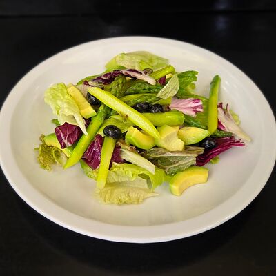 Зеленый салат с авокадо, спаржей и ягодами в Трасса по цене 600 ₽