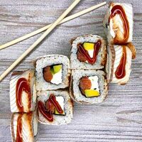 Ролл Угорь & Лосось в Umami