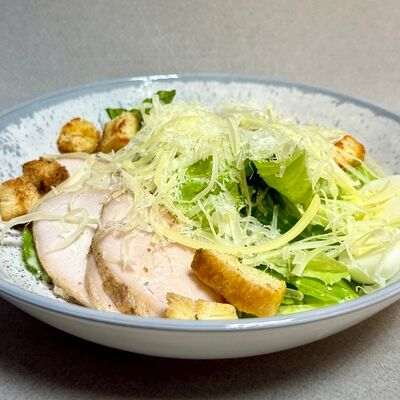 Салат Цезарь с цыпленком гриль в Оазис кафе по цене 490 ₽