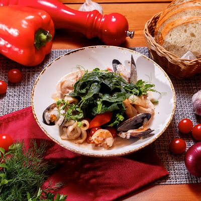 Тёплый салат с морепродуктами в Золотая прага по цене 1105 ₽