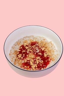 Овсяная каша с малиновым вареньем и мюсли в Сойка напела по цене 400 ₽