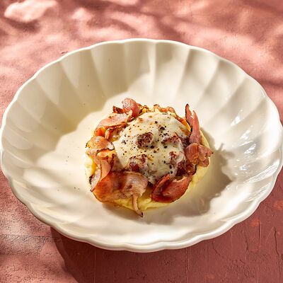 Котлета из говяжьей вырезки, запеченная под сыром с томатным соусом, беконом и пюре в KITCHEN по цене 650 ₽