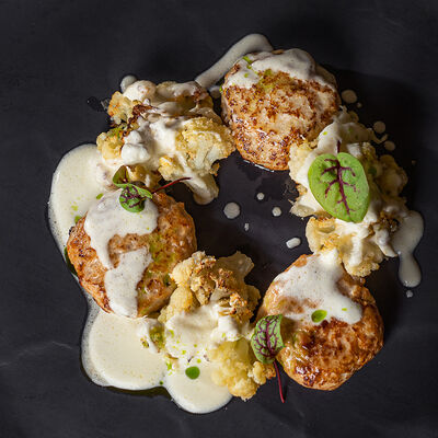 Куриные котлеты с запеченной цветной капустой в Fazenda по цене 520 ₽