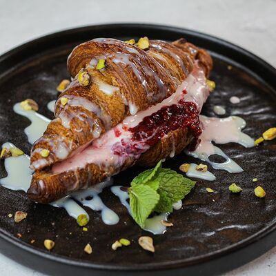 Круассан с малиновым кремом, фисташкой и миндалем в MON PARIS по цене 390 ₽